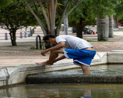 calm walk through a Colombian city park